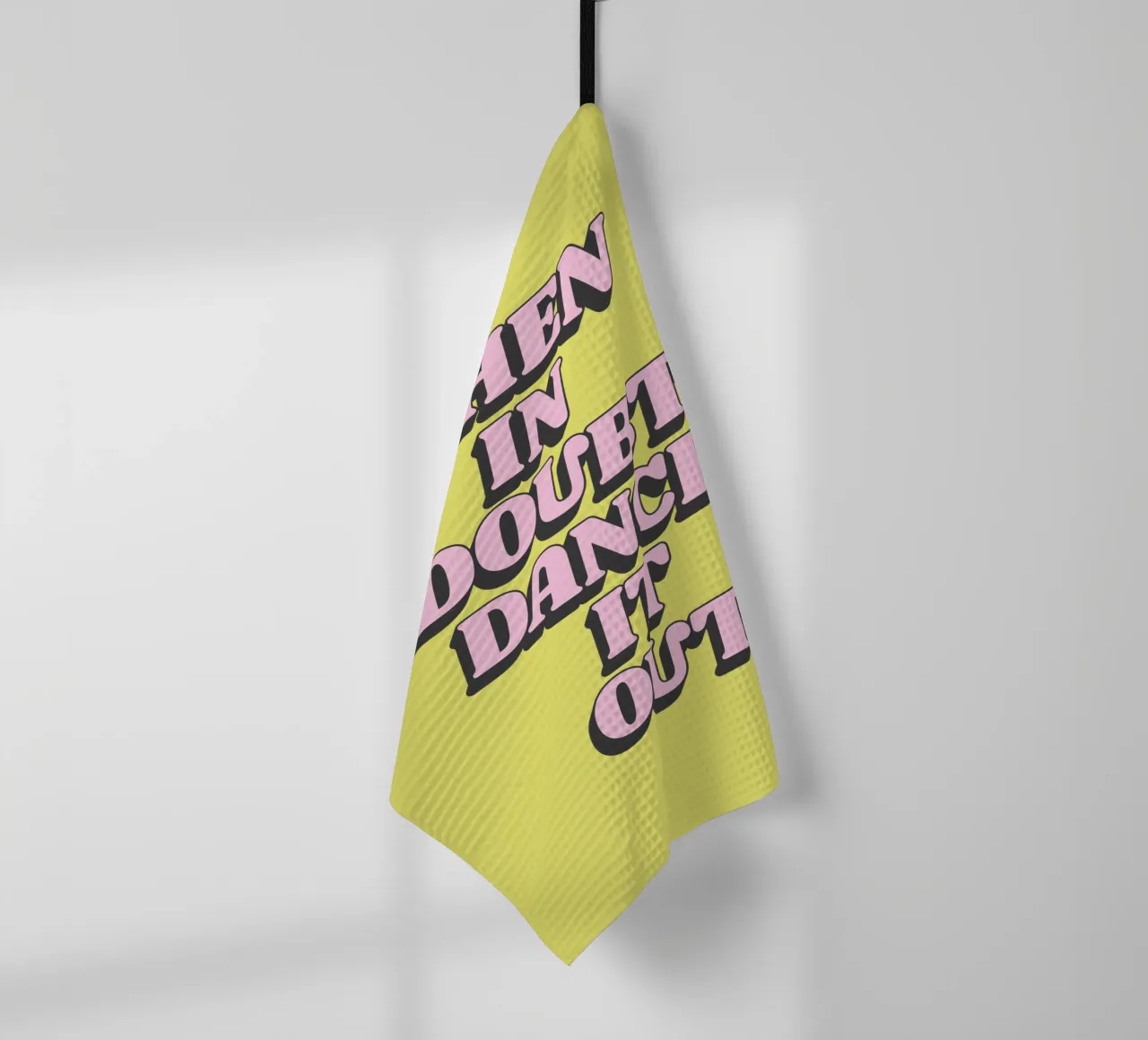 When In Doubt Dance It Out Typografie Design en jaune torchon de THE MOTIVATED TYPE