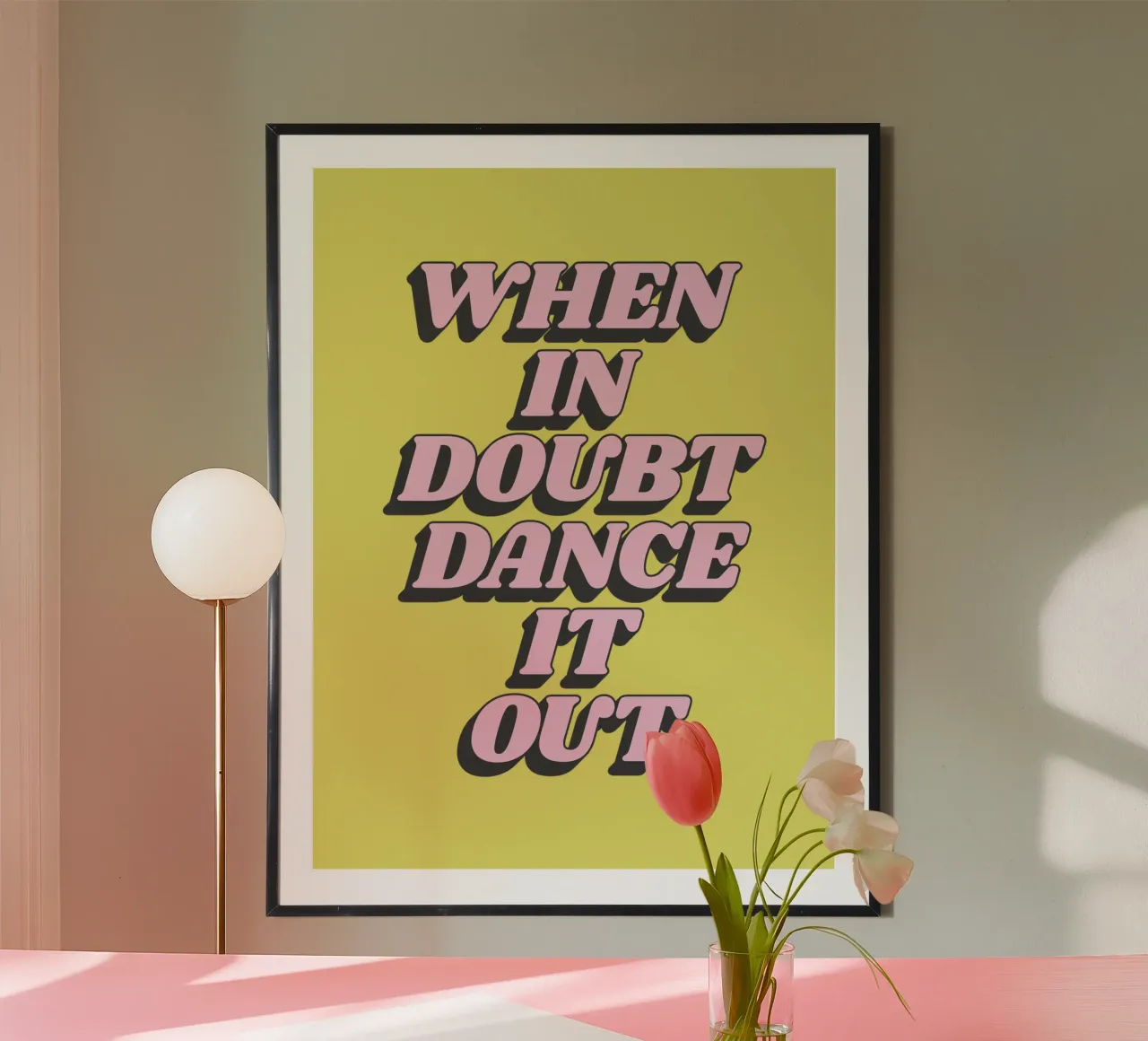 When In Doubt Dance It Out Typografie Design en jaune poster de THE MOTIVATED TYPE