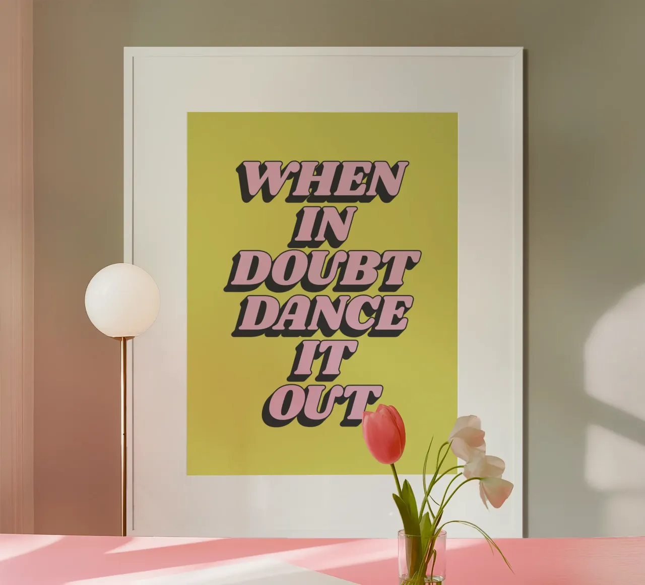 When In Doubt Dance It Out Typografie Design en jaune poster de THE MOTIVATED TYPE