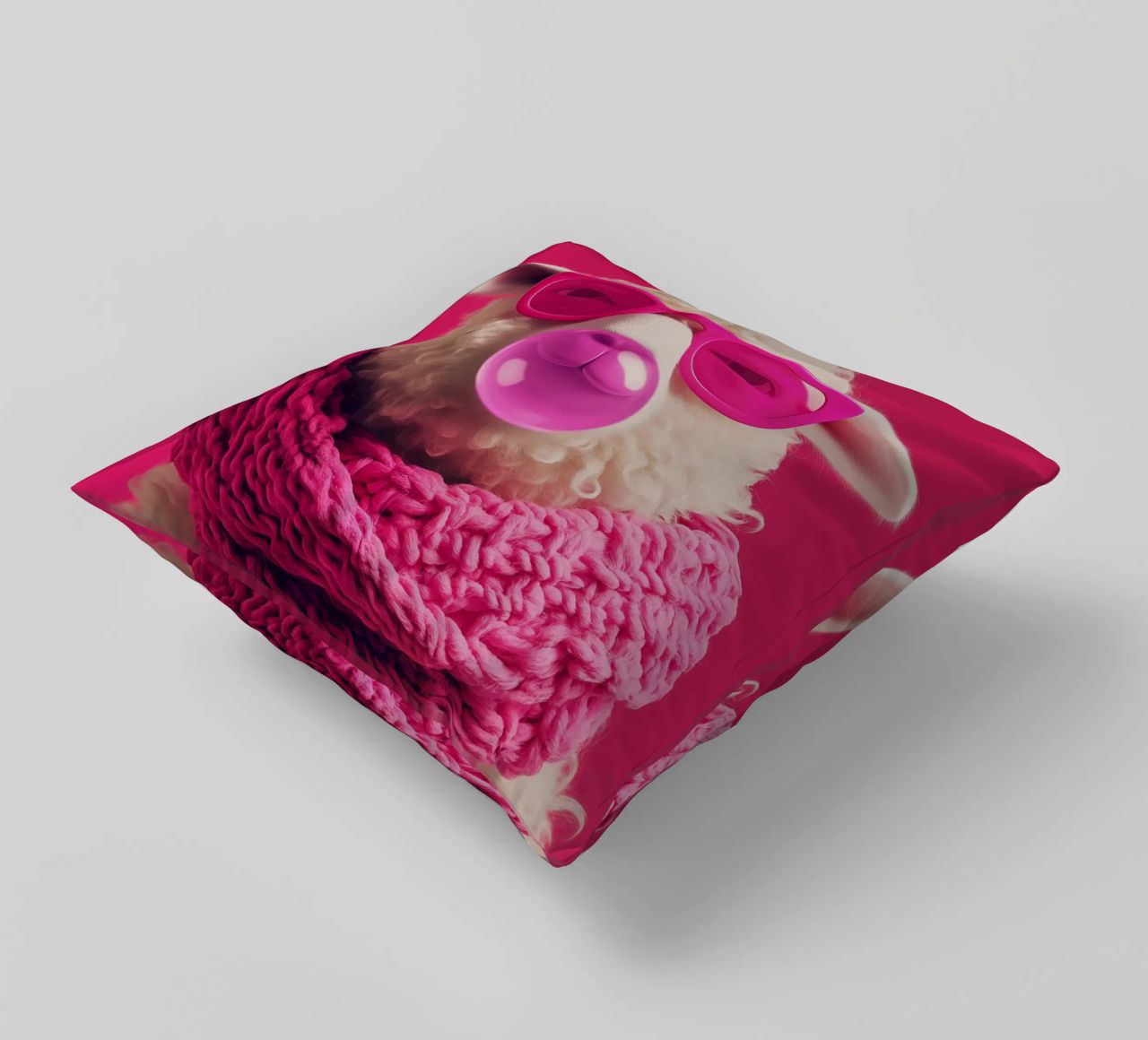 Pecora pop art con occhiali rosa, sciarpa e gomma da masticare cuscino da Autofocus