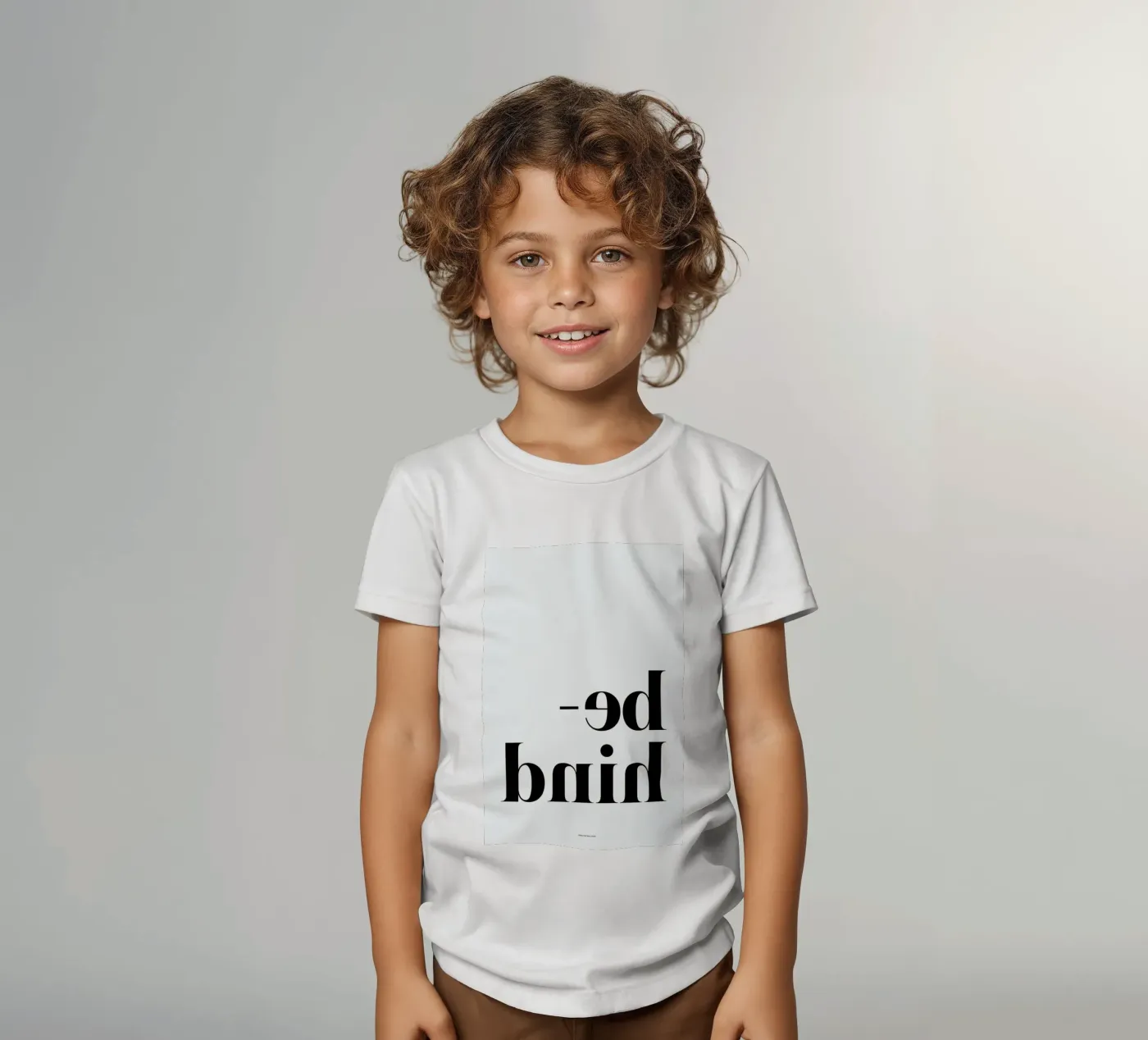Behind kinder t-shirt van The Wall Shop