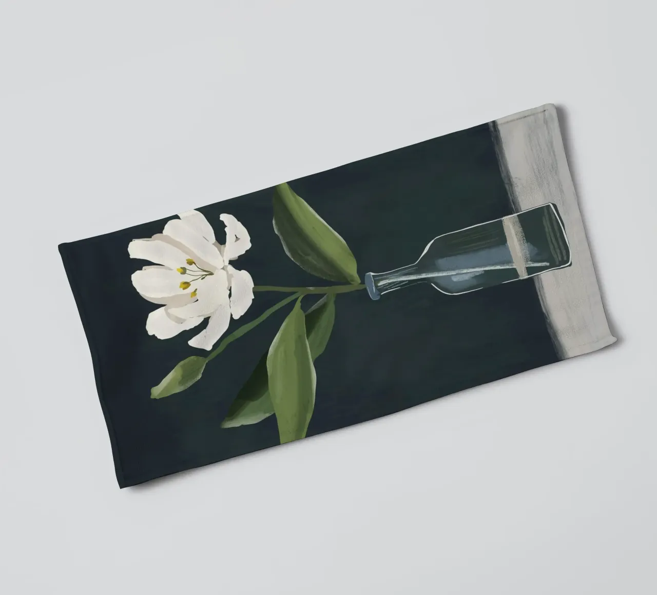 Un fiore in un vaso asciugamano da bagno da ThingDesign