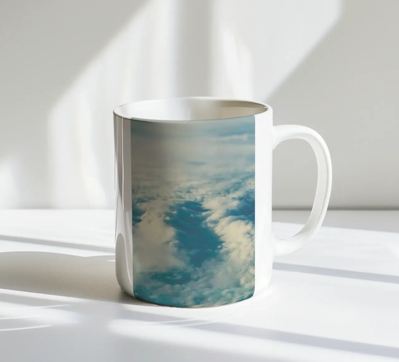 Cloud Sea tazza in ceramica da Leah Flores