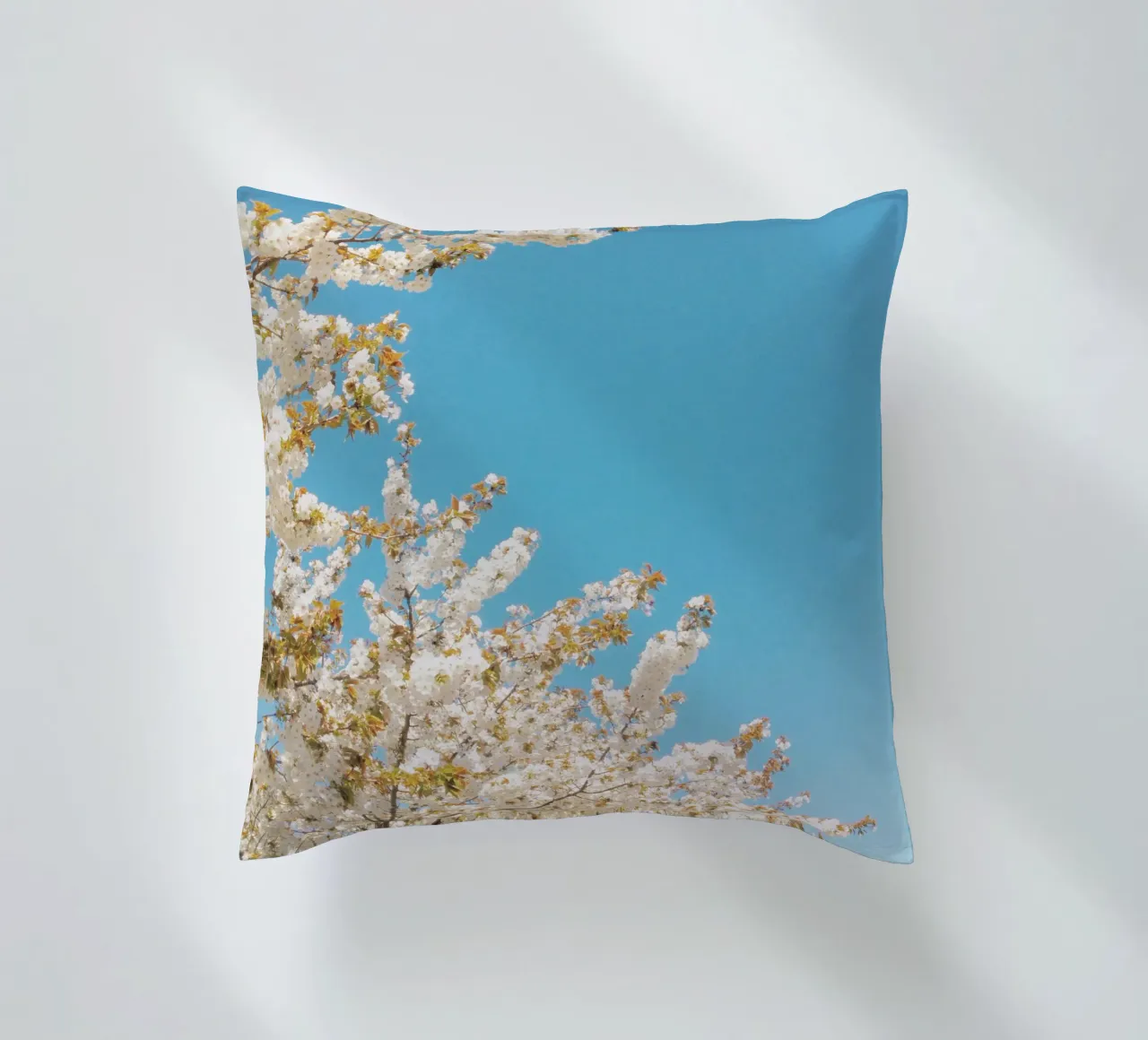 Onda di fiori cuscino da Cassia Beck Photography