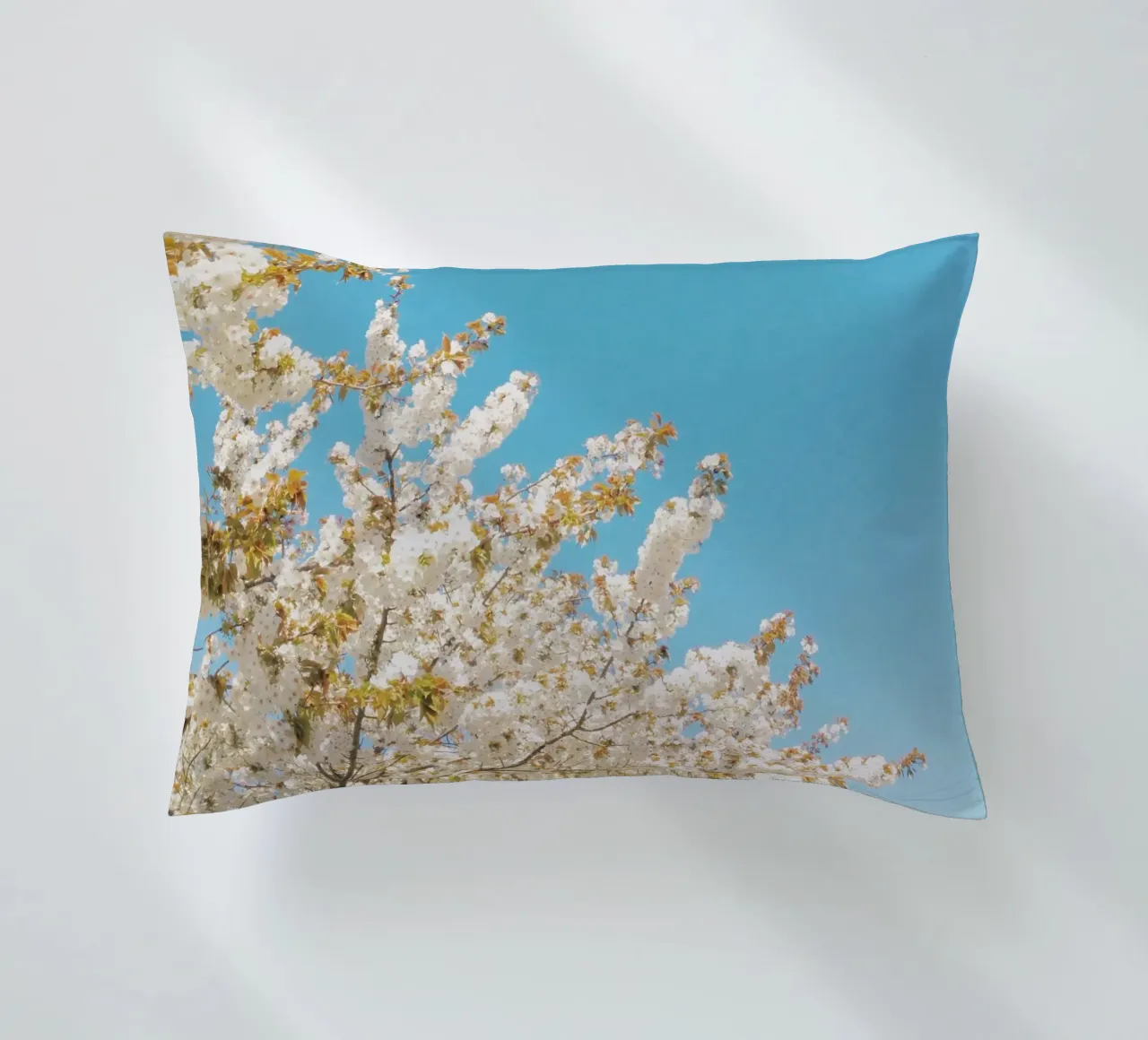 Onda di fiori cuscino da Cassia Beck Photography