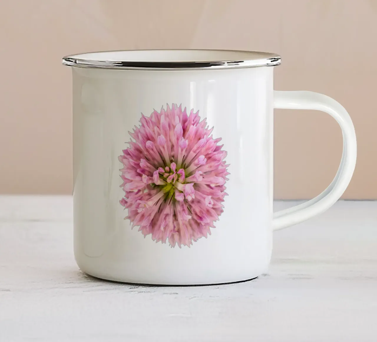 Fiore di trifoglio rosso tazza in smalto da Curious Collections by Marielle Leenders