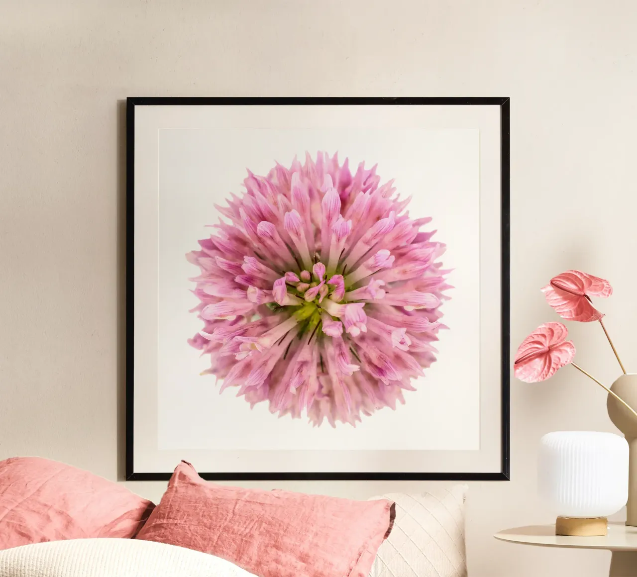 Fiore di trifoglio rosso poster con telaio in legno da Curious Collections by Marielle Leenders