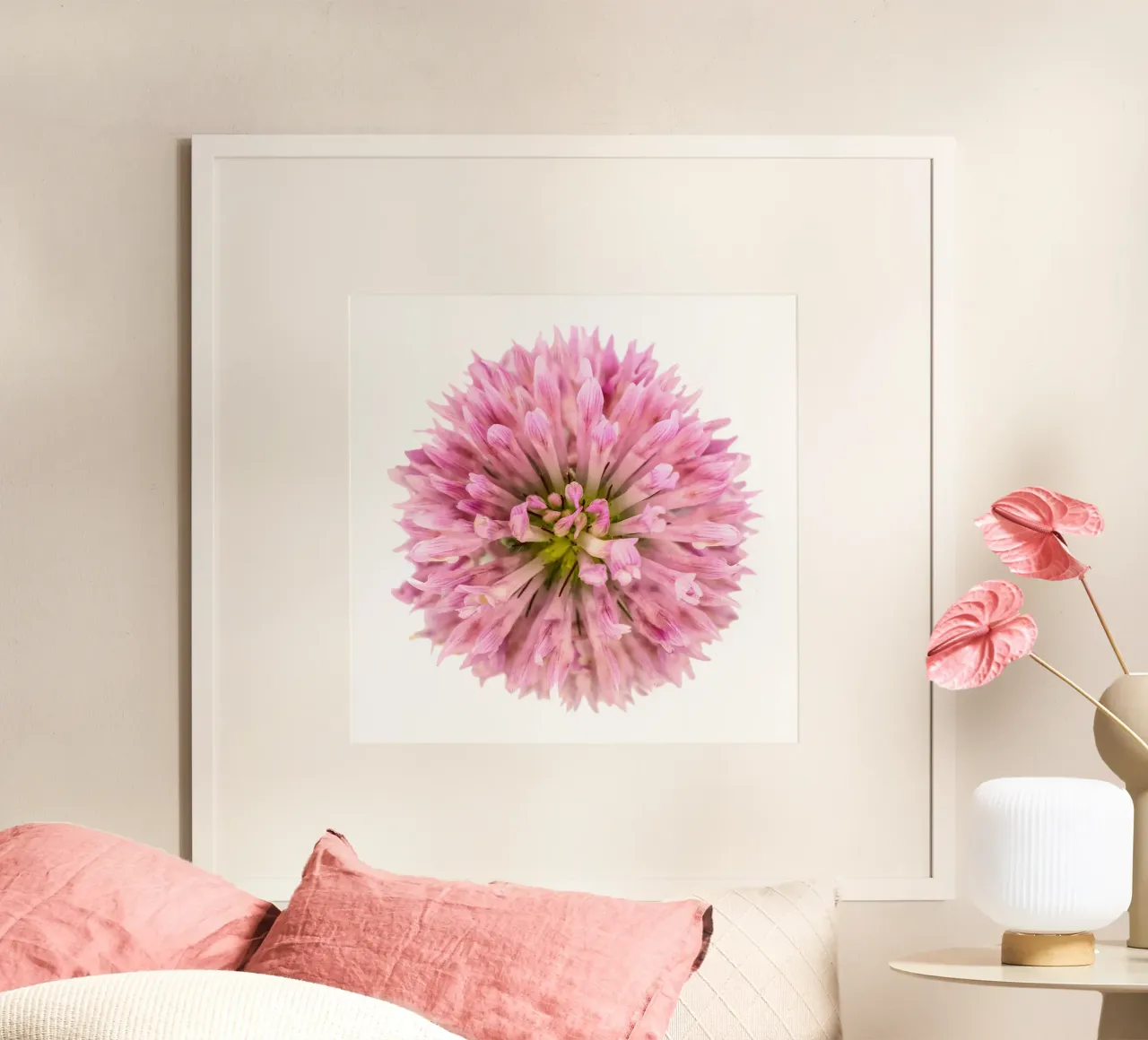 Fiore di trifoglio rosso poster con telaio in legno da Curious Collections by Marielle Leenders