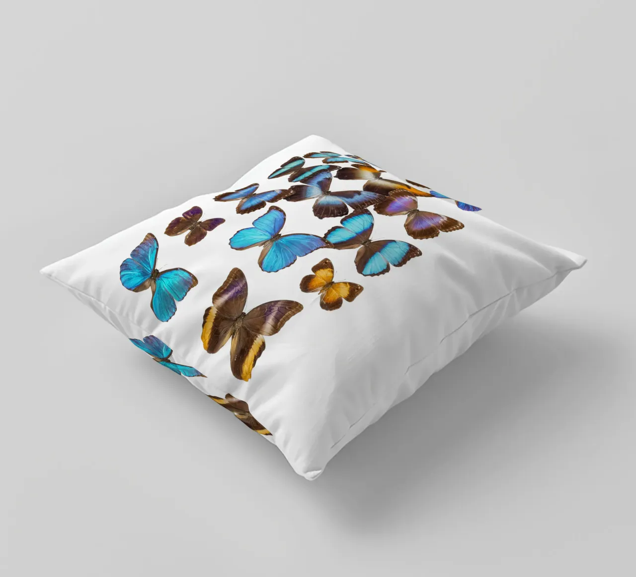 Wings of Tranquility: Exotic Butterflies cuscino da Curious Collections by Marielle Leenders