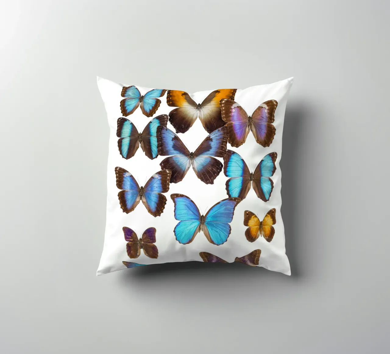 Wings of Tranquility: Exotic Butterflies cuscino da Curious Collections by Marielle Leenders