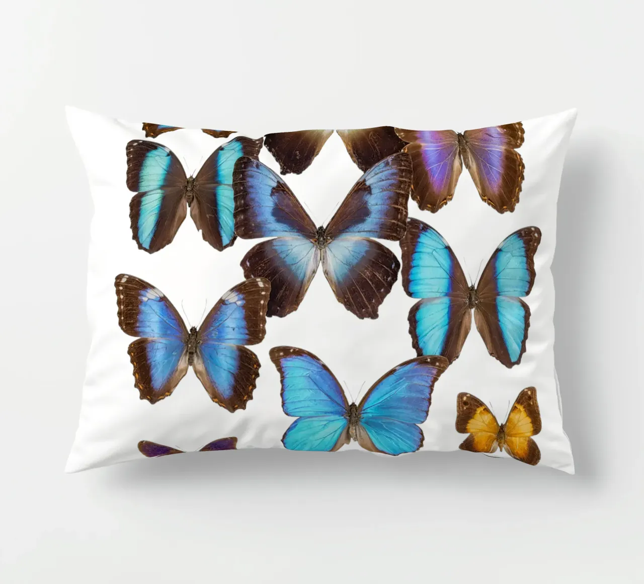 Wings of Tranquility: Exotic Butterflies cuscino da Curious Collections by Marielle Leenders