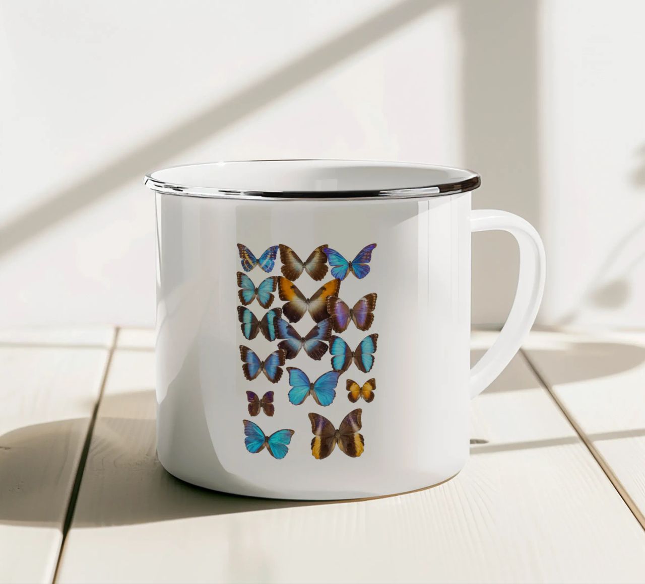 Wings of Tranquility: Exotic Butterflies tazza in smalto da Curious Collections by Marielle Leenders