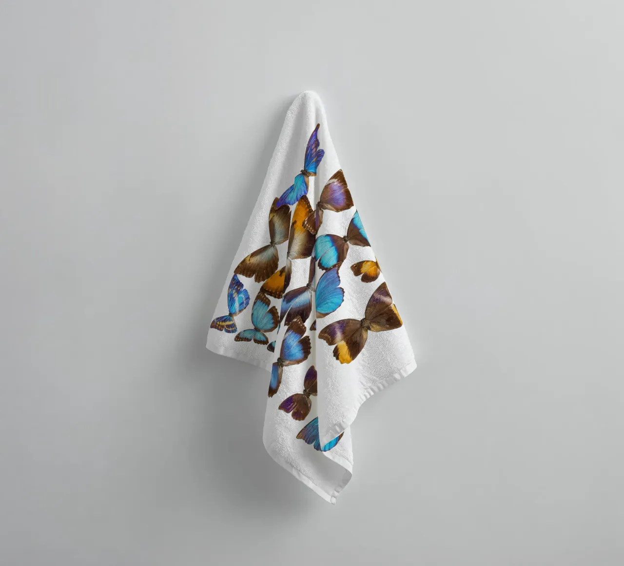 Wings of Tranquility: Exotic Butterflies asciugamano da bagno da Curious Collections by Marielle Leenders