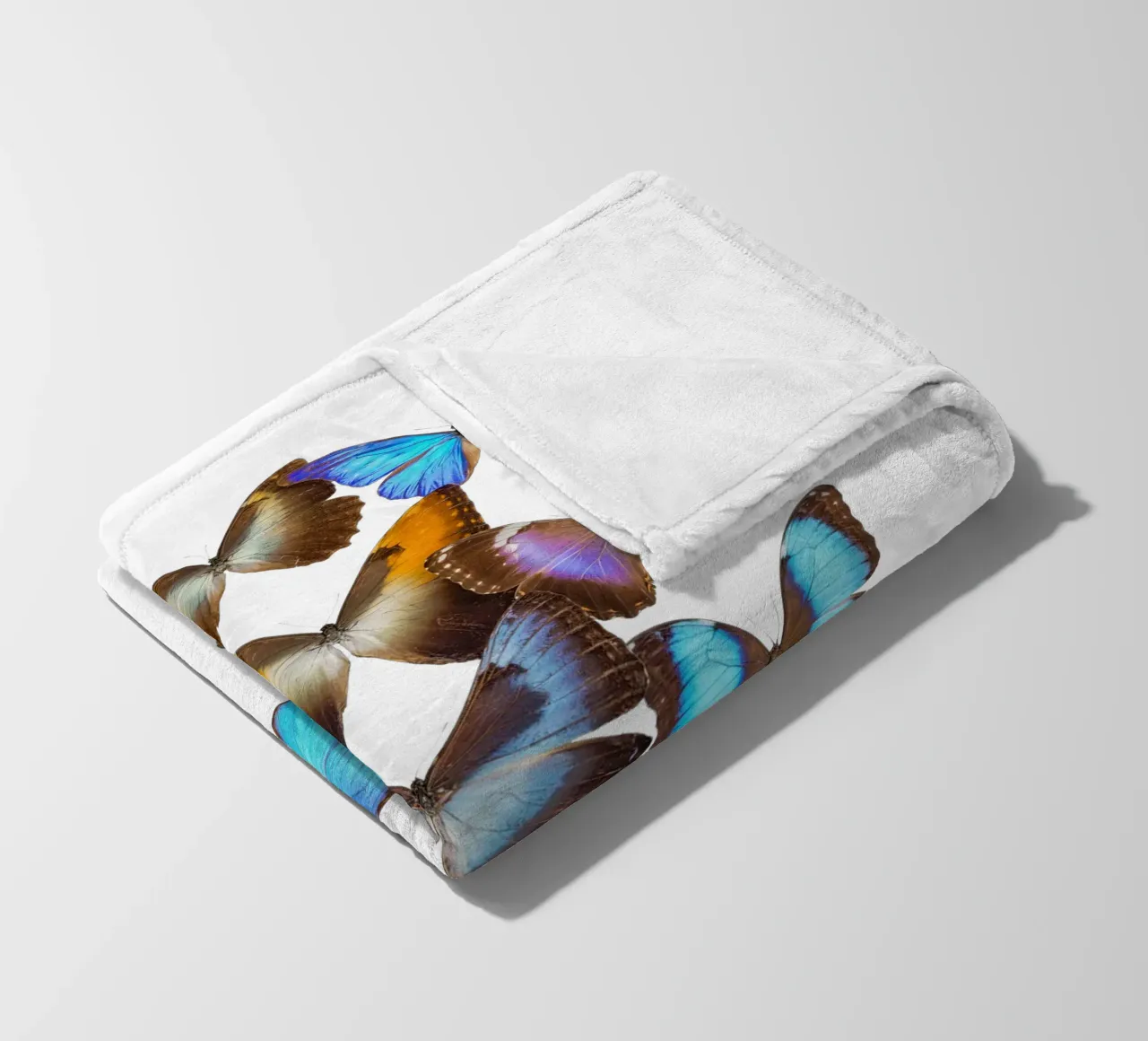 Wings of Tranquility: Exotic Butterflies Fleecedecke von Curious Collections by Marielle Leenders