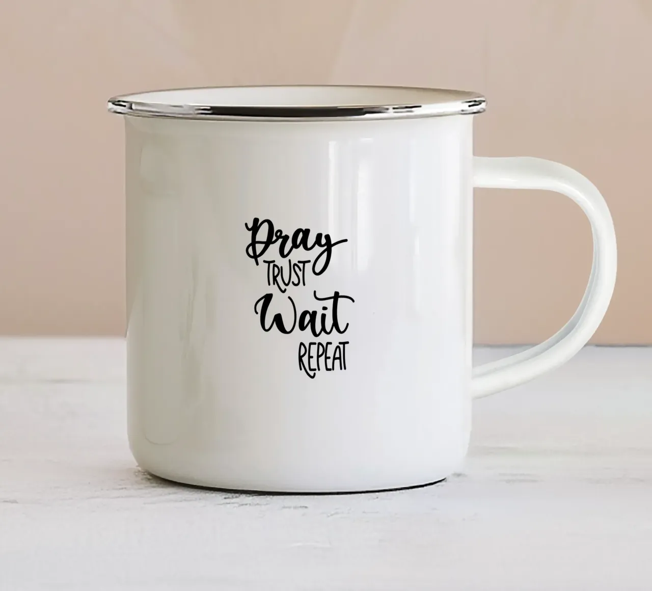 Pray trust wait repeat tazza in smalto da Letters of Love