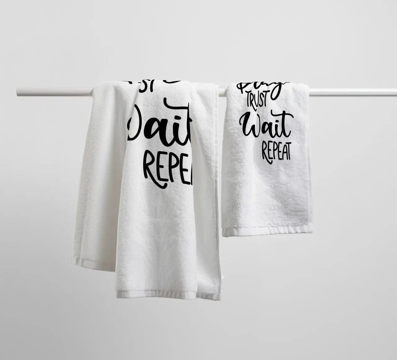 Pray trust wait repeat asciugamano da bagno da Letters of Love