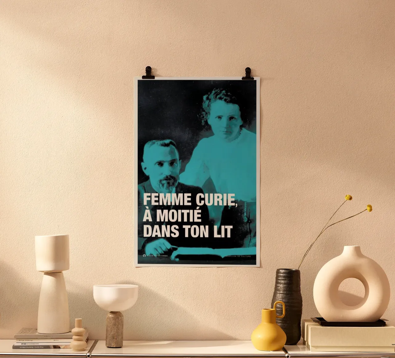 Curie poster con telaio in alluminio da Fists Et Lettres
