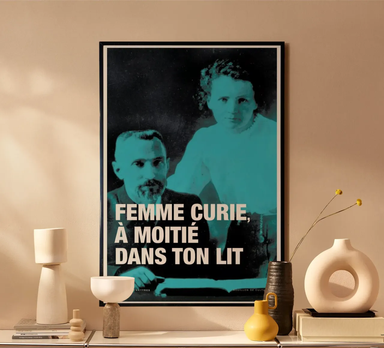Curie poster con telaio in alluminio da Fists Et Lettres