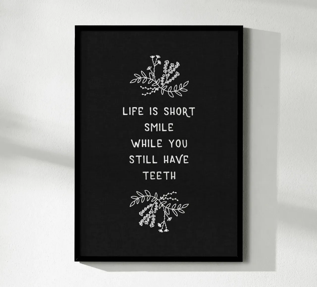 La vita è breve Sorriso poster con telaio in alluminio da Orara Studio