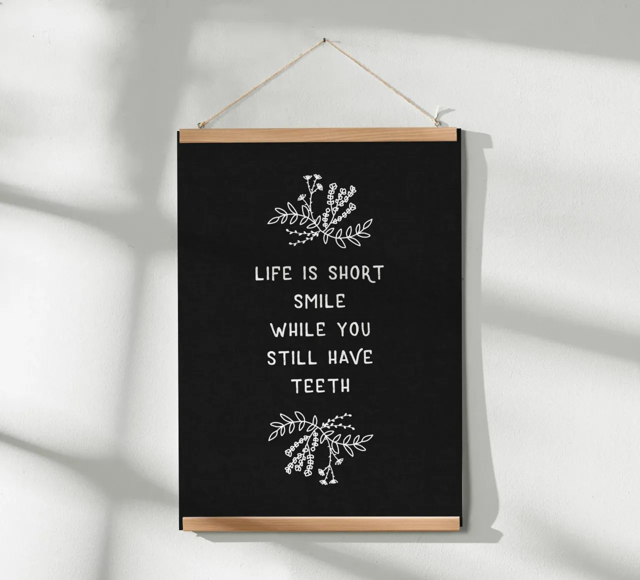 La vita è breve Sorriso poster con telaio in alluminio da Orara Studio