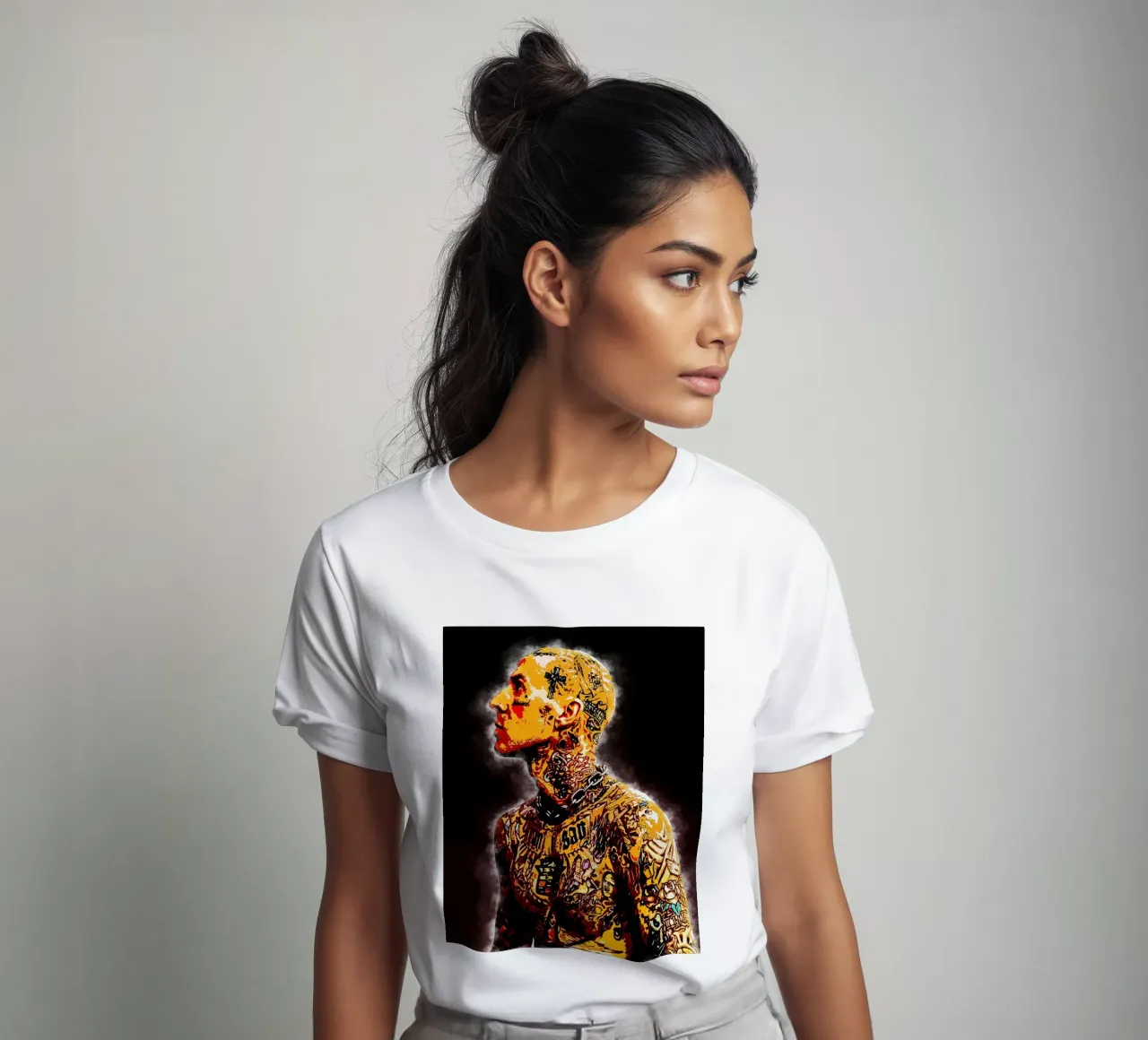 L'uomo con i tatuaggi t-shirt da neonartroom
