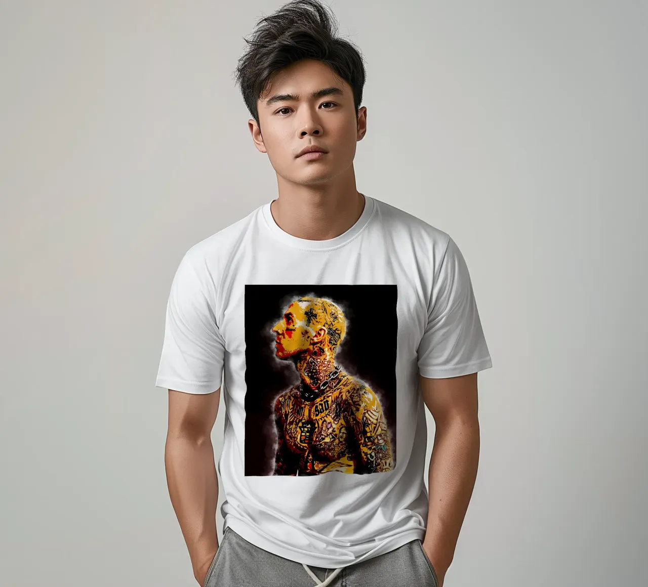 L'uomo con i tatuaggi t-shirt da neonartroom