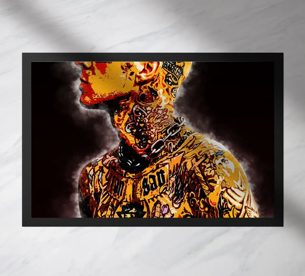 L'uomo con i tatuaggi zerbino da neonartroom