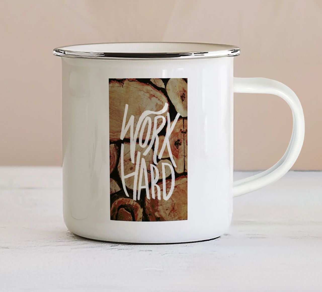 Work Hard tazza in smalto da Leah Flores