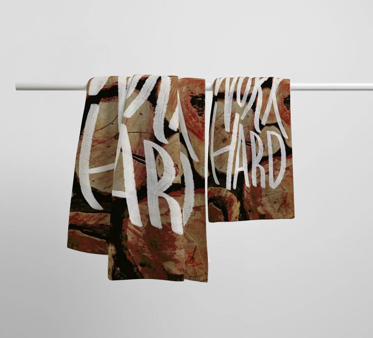 Work Hard asciugamano da bagno da Leah Flores
