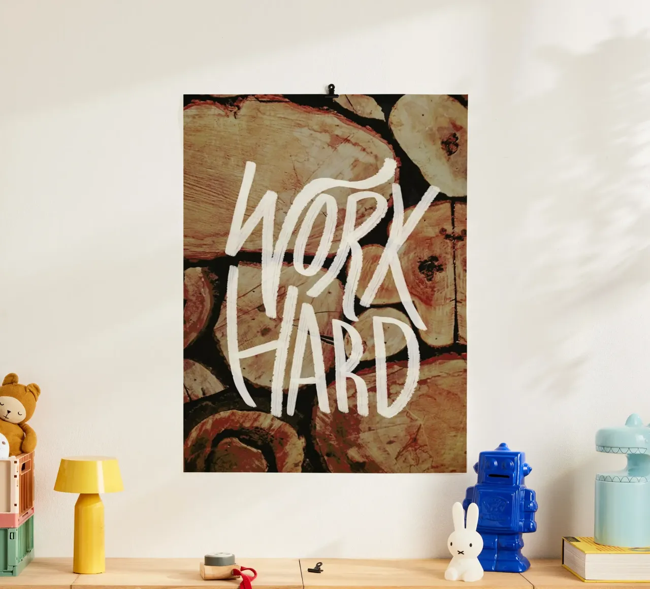 Work Hard poster con telaio in plastica da Leah Flores