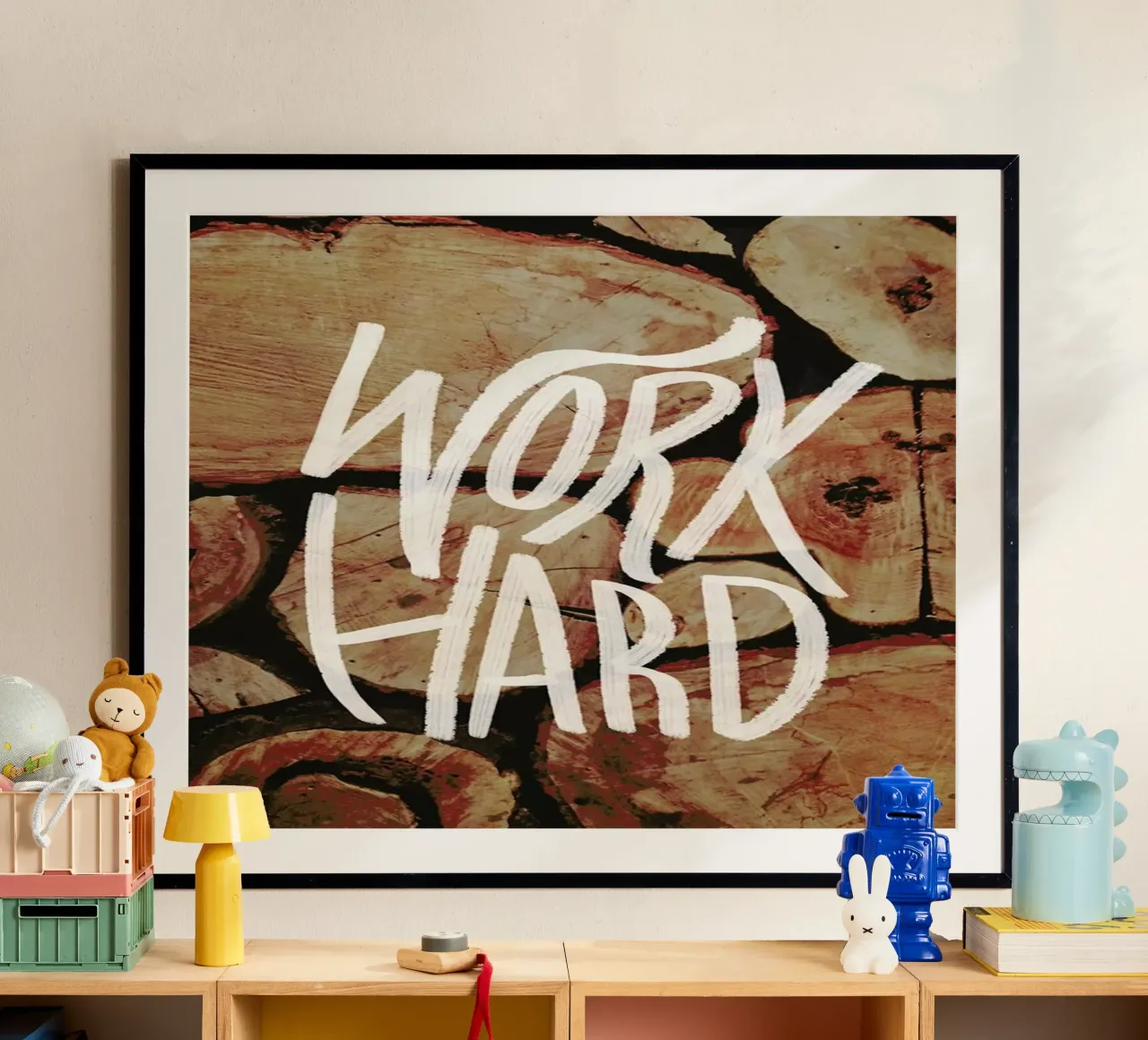 Work Hard poster con telaio in plastica da Leah Flores