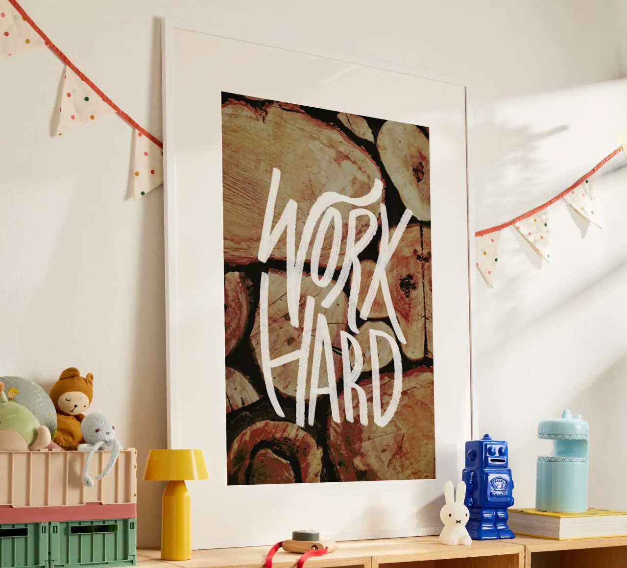 Work Hard poster con telaio in plastica da Leah Flores
