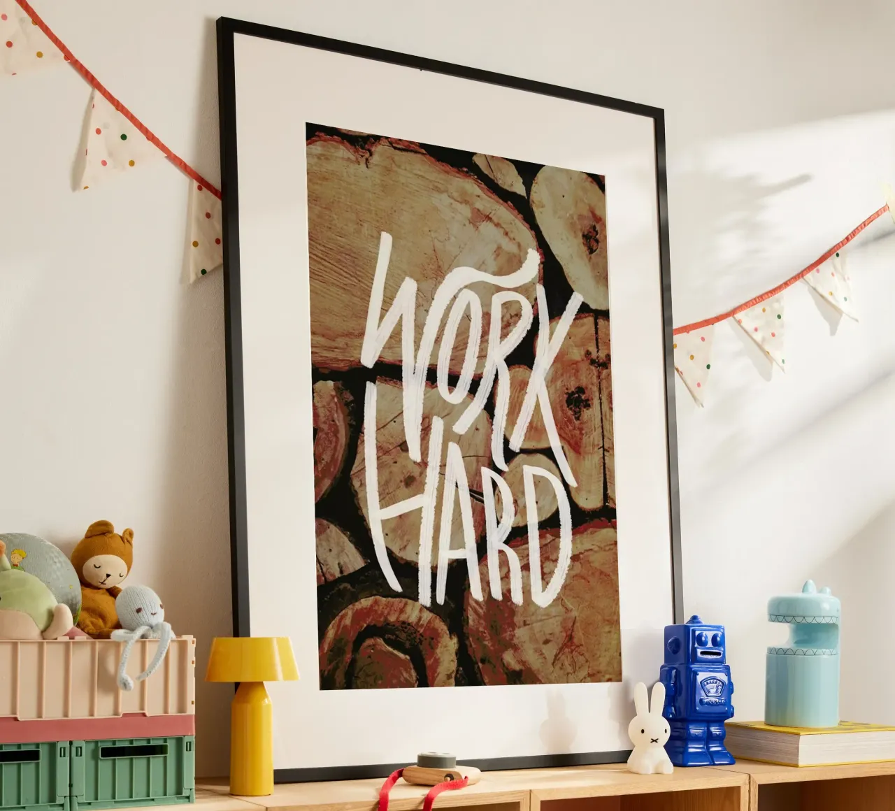 Work Hard poster con telaio in plastica da Leah Flores