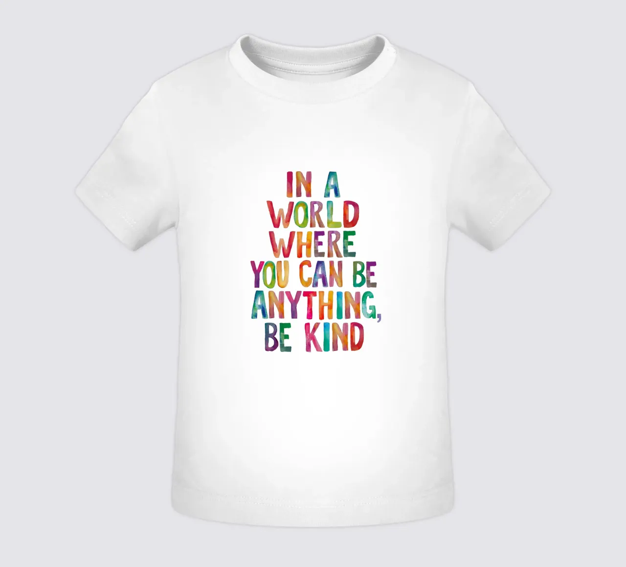 Dans un monde où vous pouvez être n'importe quoi, soyez gentil Typografie t-shirt pour bébé de THE MOTIVATED TYPE