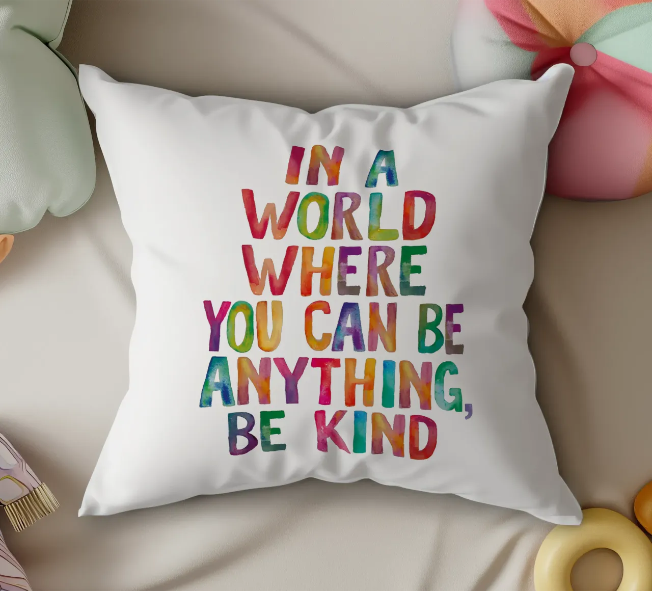 In un mondo in cui si può essere qualsiasi cosa, sii gentile Typografie cuscino da THE MOTIVATED TYPE