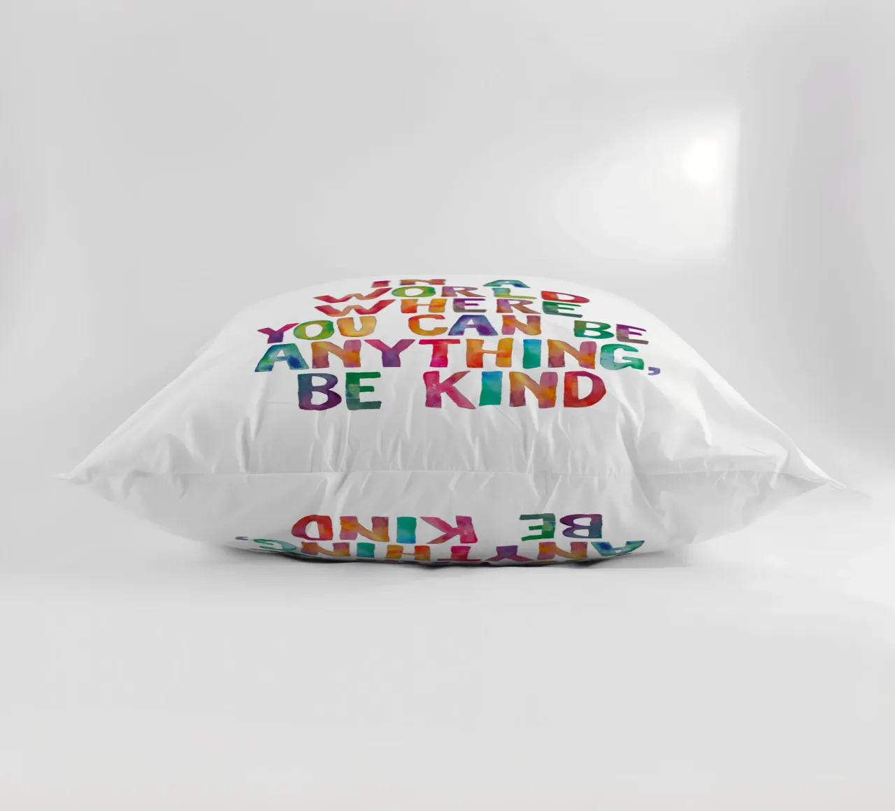 In un mondo in cui si può essere qualsiasi cosa, sii gentile Typografie cuscino da THE MOTIVATED TYPE