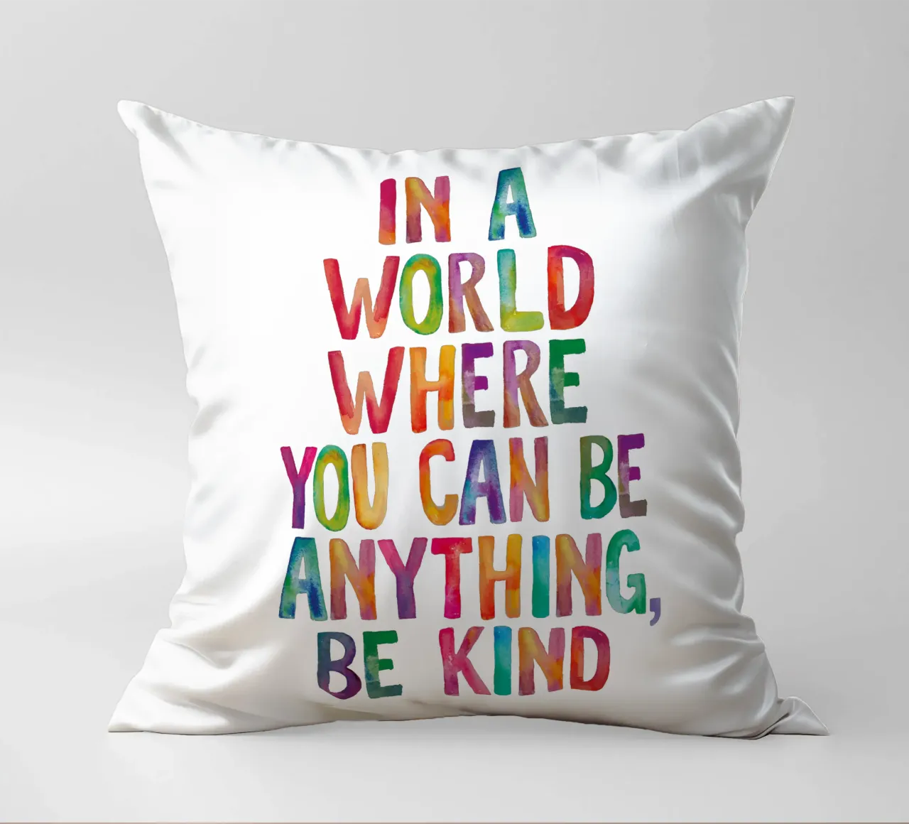 In un mondo in cui si può essere qualsiasi cosa, sii gentile Typografie cuscino da THE MOTIVATED TYPE
