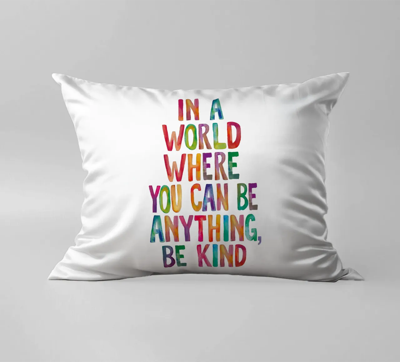 In un mondo in cui si può essere qualsiasi cosa, sii gentile Typografie cuscino da THE MOTIVATED TYPE