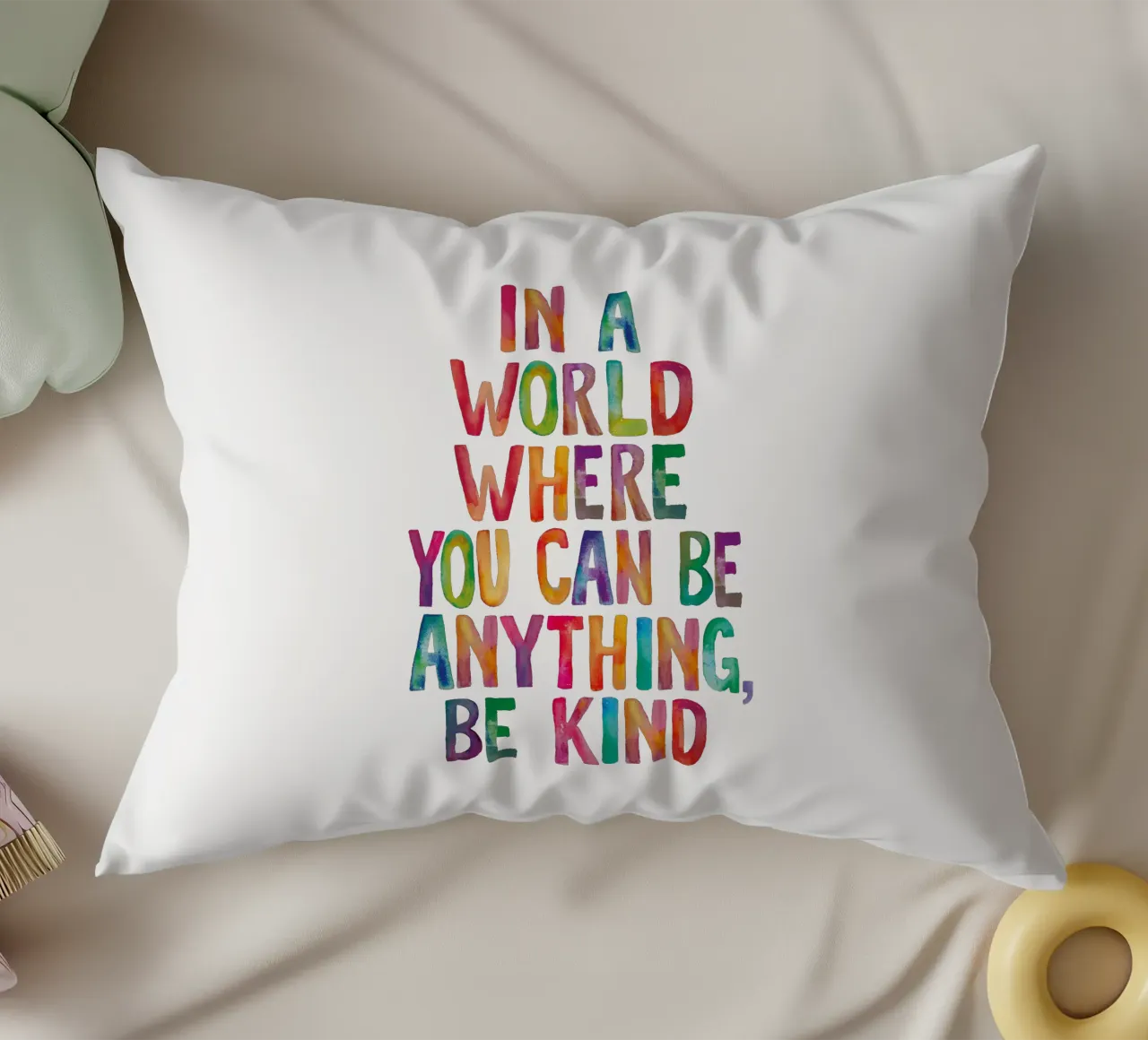 In un mondo in cui si può essere qualsiasi cosa, sii gentile Typografie cuscino da THE MOTIVATED TYPE