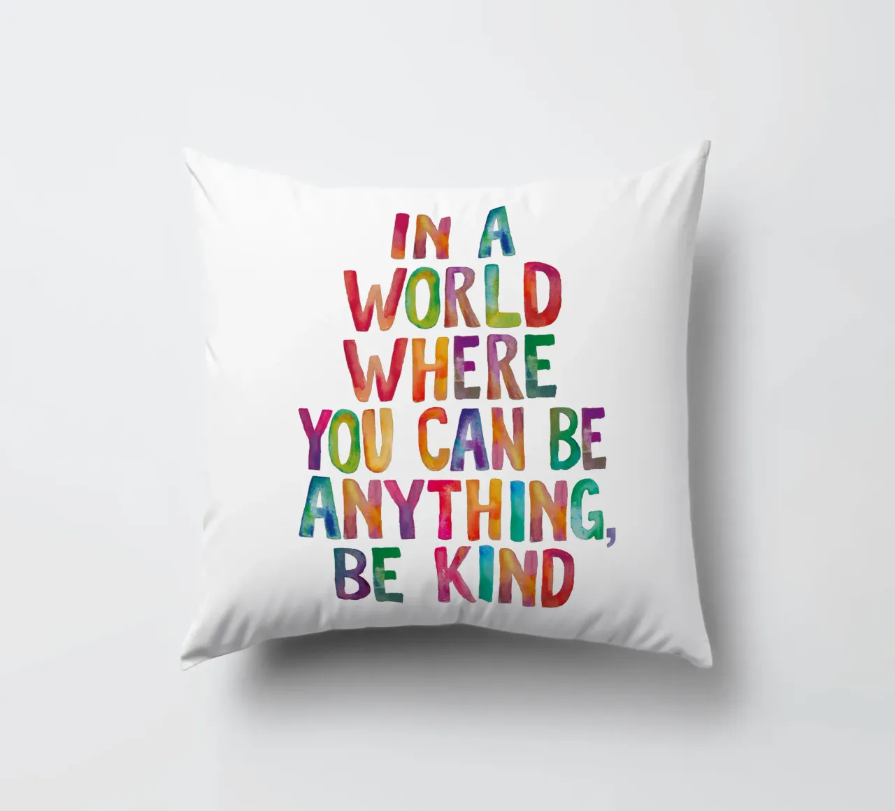 In un mondo in cui si può essere qualsiasi cosa, sii gentile Typografie cuscino da THE MOTIVATED TYPE