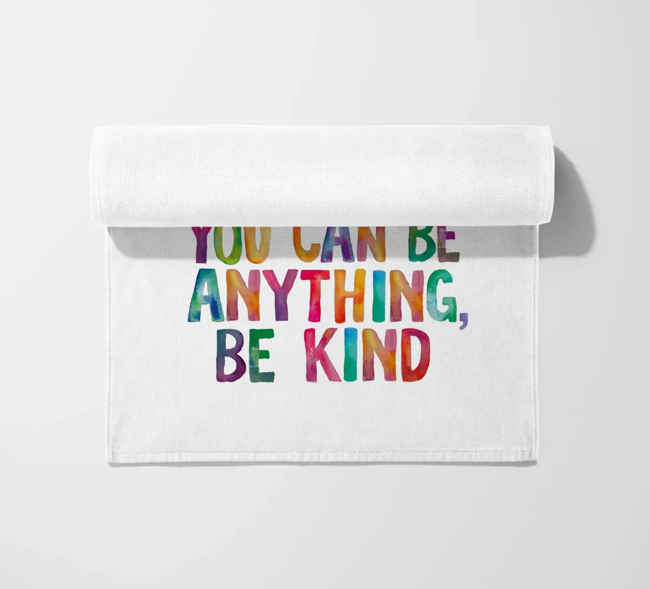 In un mondo in cui si può essere qualsiasi cosa, sii gentile Typografie telo mare da THE MOTIVATED TYPE