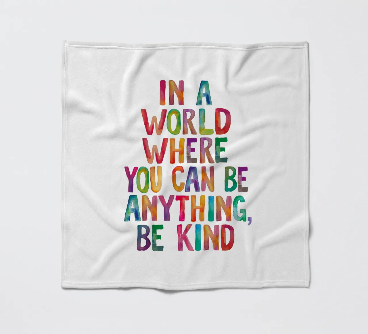 In un mondo in cui si può essere qualsiasi cosa, sii gentile Typografie coperta in pile da THE MOTIVATED TYPE