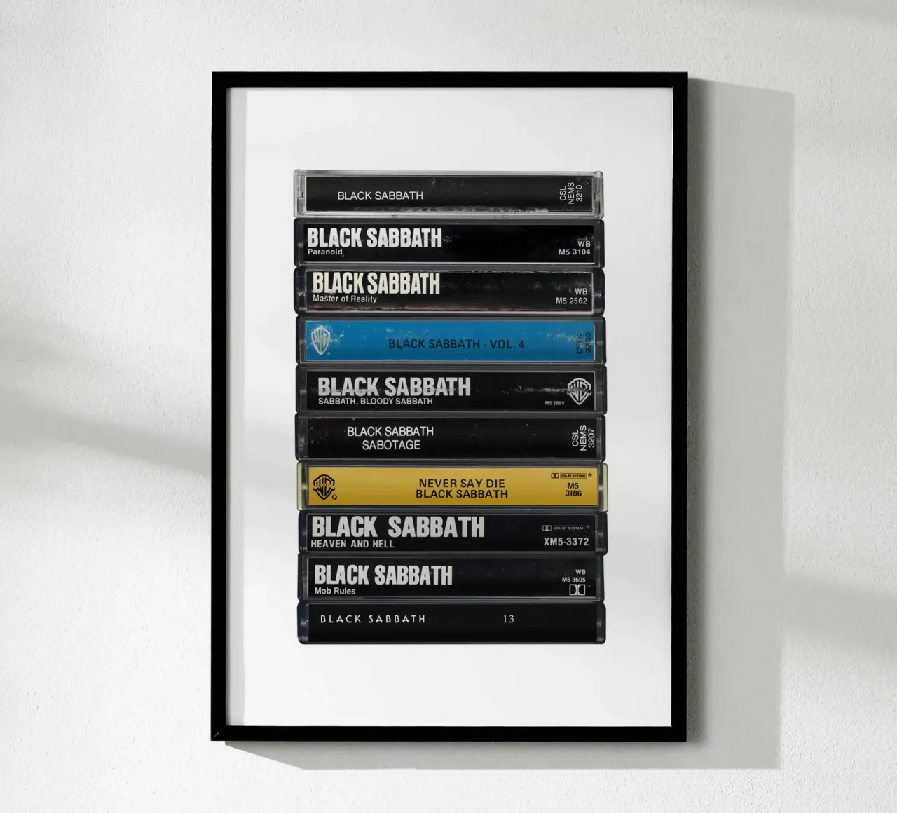 Black Sabbath - Album raccolti - Stampa musicassetta poster con telaio in plastica da MrMustardPrints