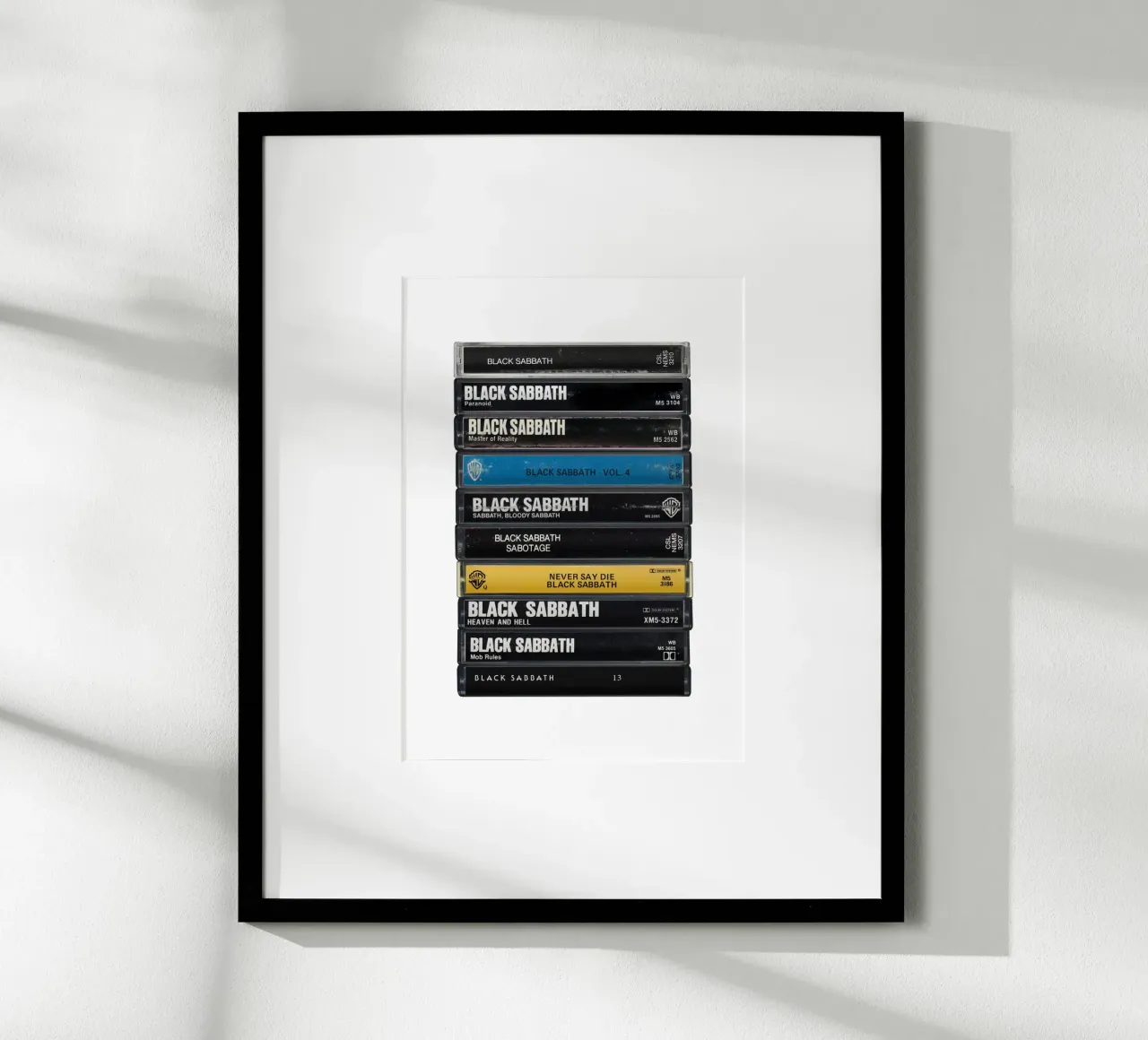 Black Sabbath - Album raccolti - Stampa musicassetta poster con telaio in plastica da MrMustardPrints