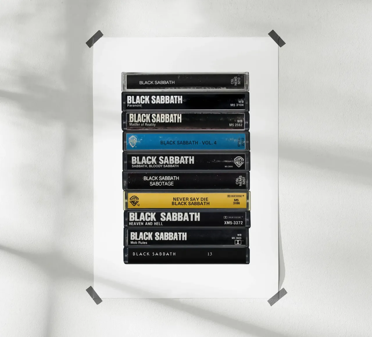 Black Sabbath - Album raccolti - Stampa musicassetta poster con telaio in plastica da MrMustardPrints