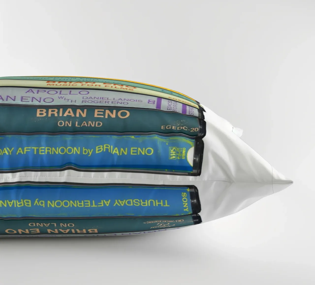 Brian Eno - Album raccolti - Musica in cassetta Stampa cuscino da MrMustardPrints