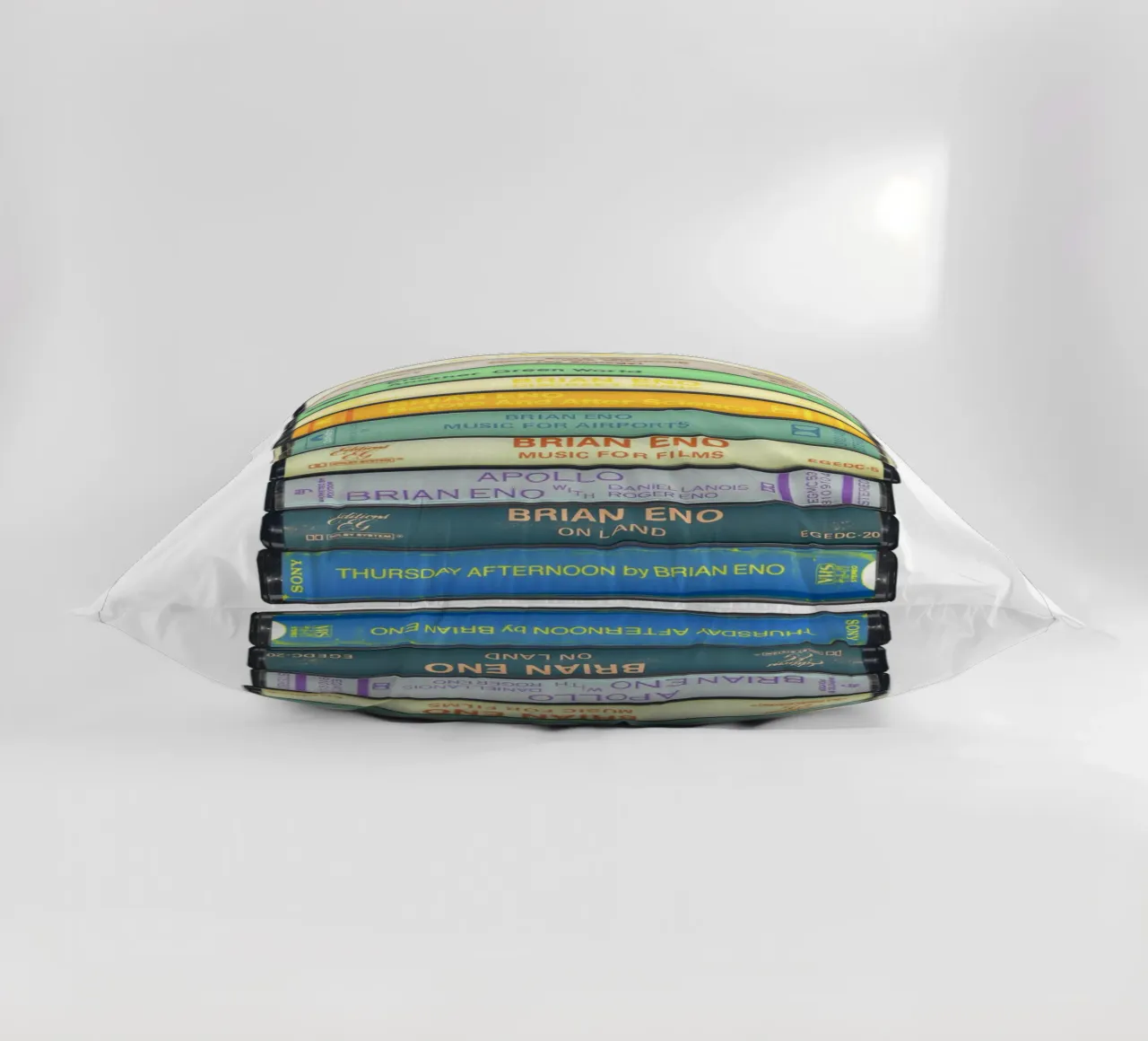 Brian Eno - Album raccolti - Musica in cassetta Stampa cuscino da MrMustardPrints