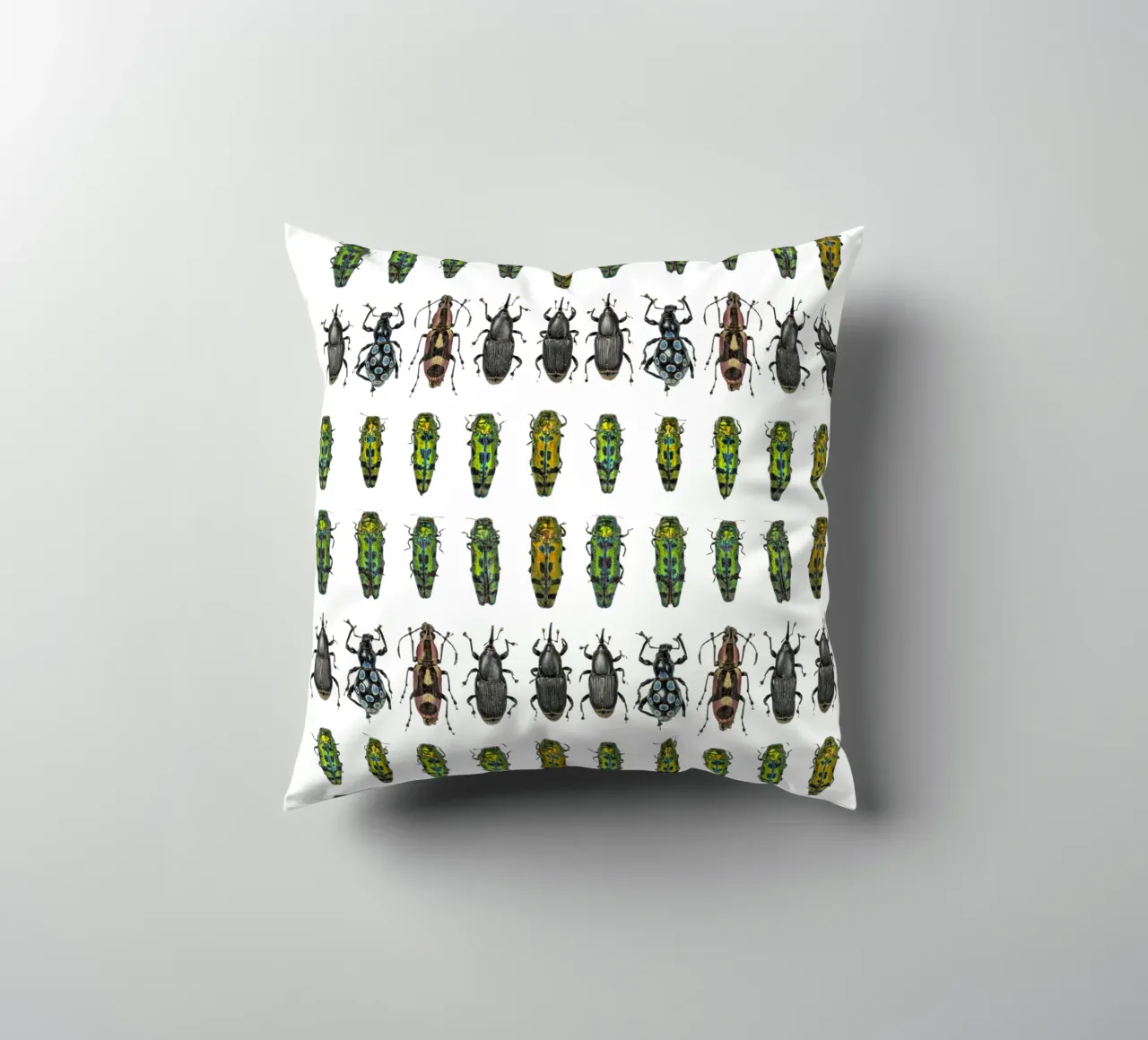 Tiny Wonders: Miniature Insects cuscino da Curious Collections by Marielle Leenders