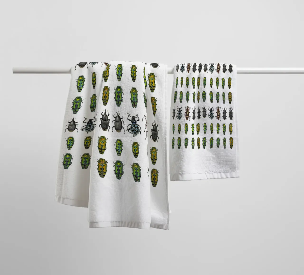 Tiny Wonders: Miniature Insects asciugamano da bagno da Curious Collections by Marielle Leenders
