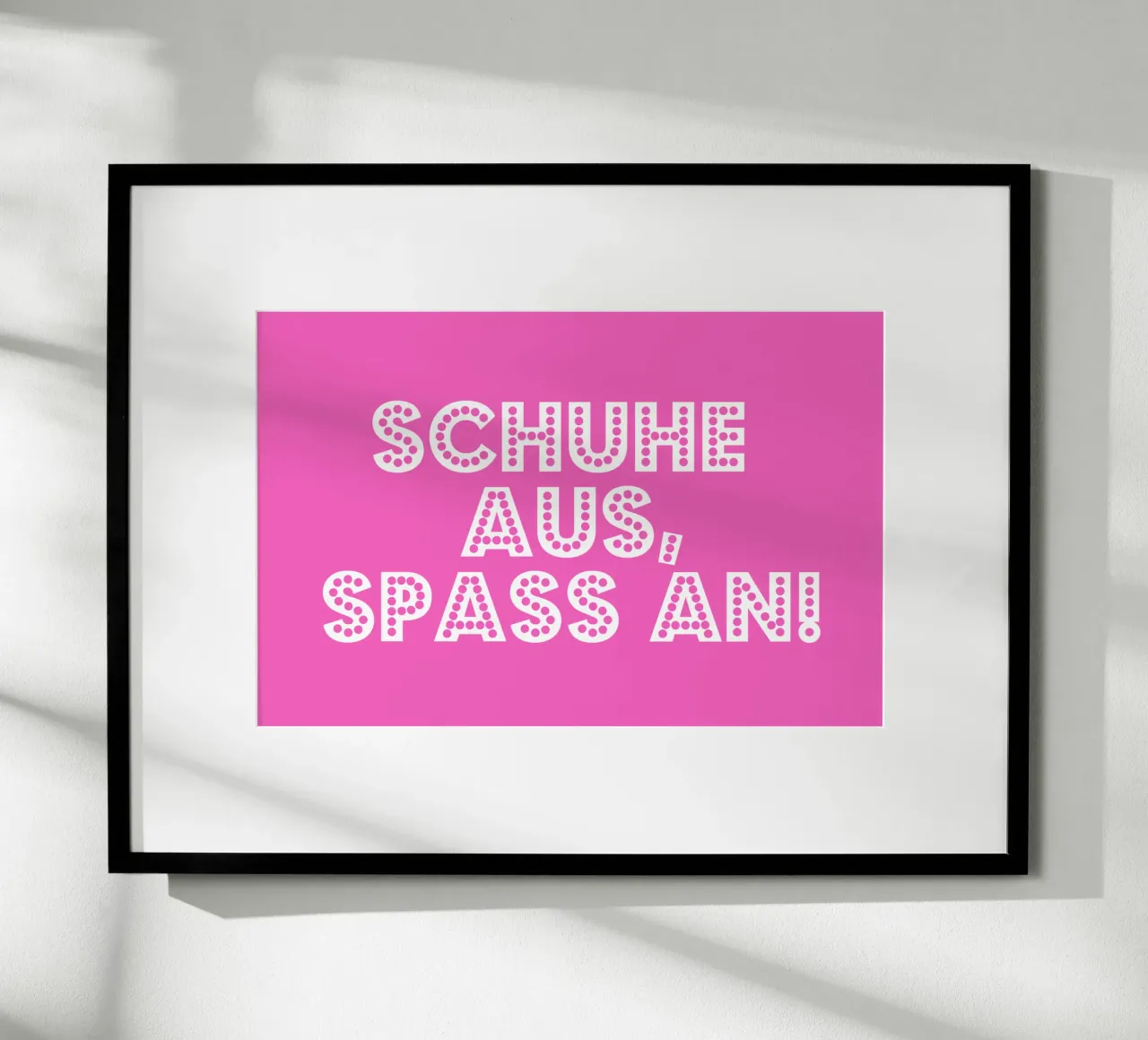 Schuhe aus, Spass an! poster con telaio in legno da Ohkimiko